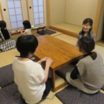 家庭教育支援チームとの会話を楽しむ参加者=岡山県津山市で