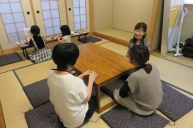 家庭教育支援チームとの会話を楽しむ参加者=岡山県津山市で
