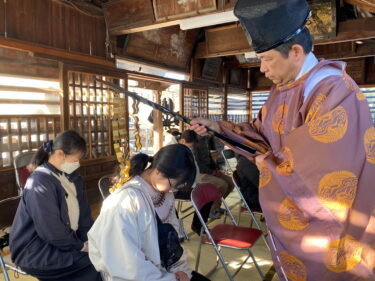金幣を肩に当ててもらう受験生=岡山県津山市で
