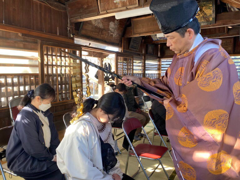 金幣を肩に当ててもらう受験生=岡山県津山市で