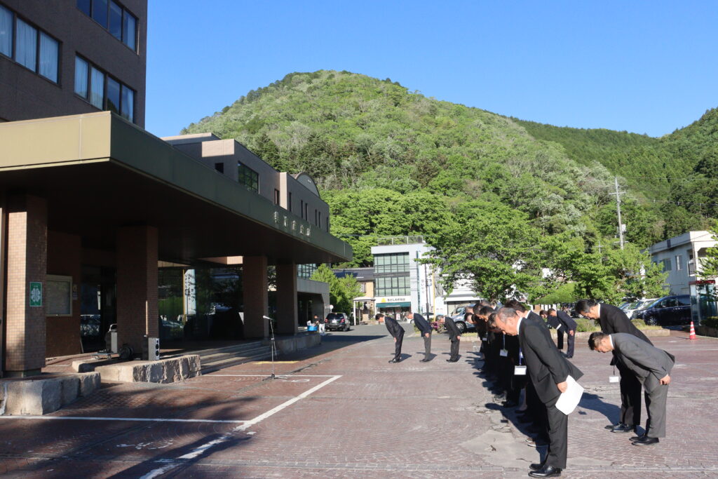 庁舎に一礼する職員ら