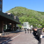 庁舎に一礼する職員ら