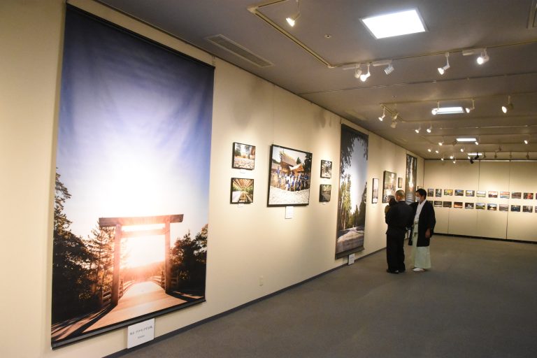 写真展「歴史のかけはし〜令和の御大典と神宮の四季」が開かれる