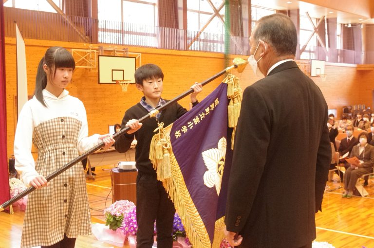 山崎町長に校旗を 返納する富小学校の児童