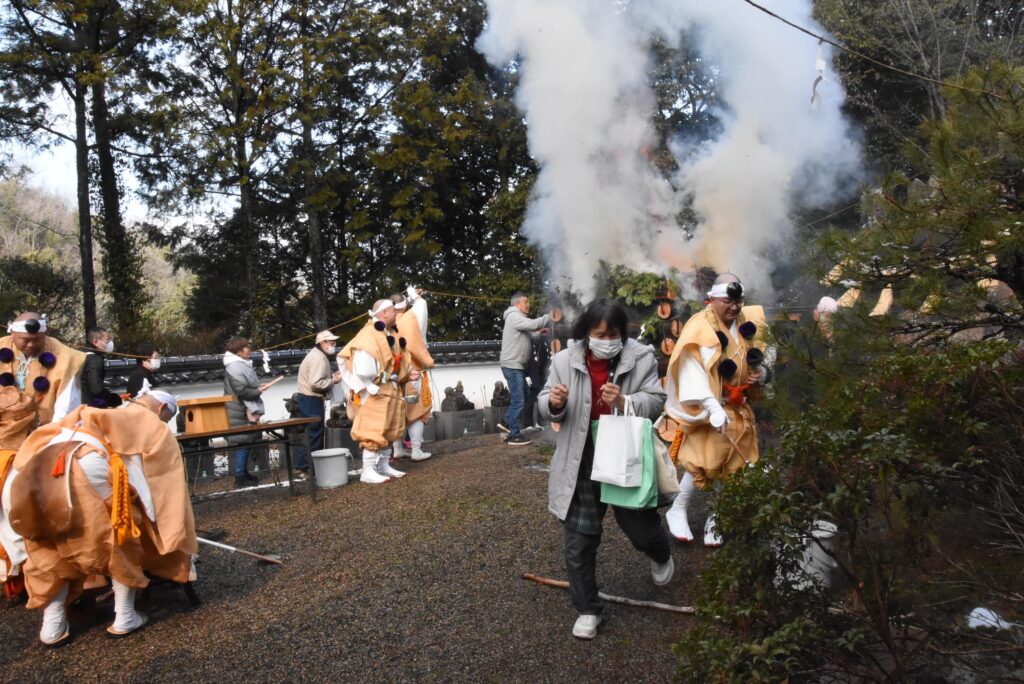 厳かに執り行われた大護摩供