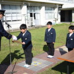 表彰状を受け取る児童=岡山県美作市で