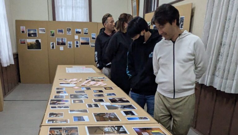 市内の高校生たちが撮影した作品に見入る来場者=岡山県津山市で