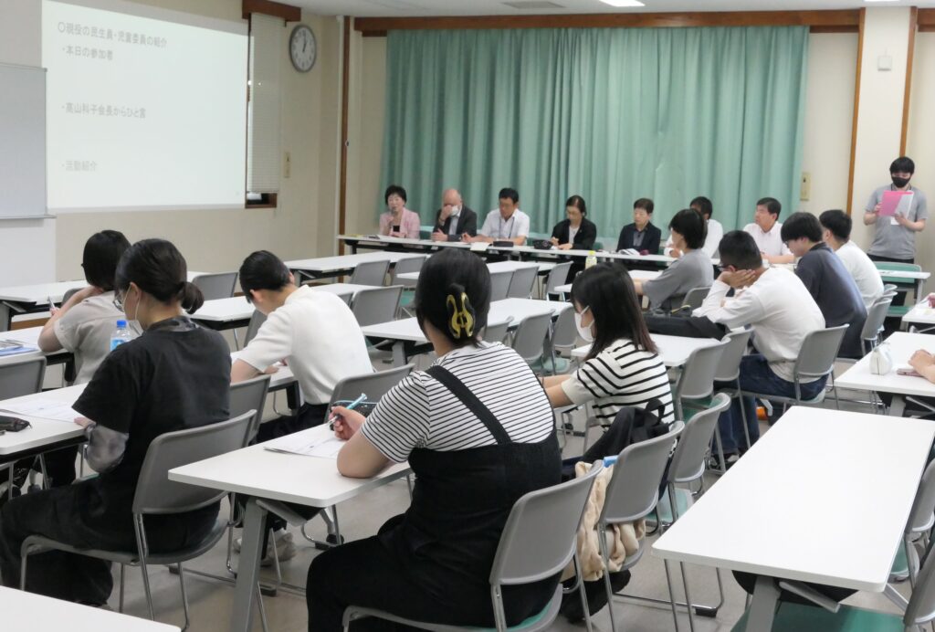髙山会長の話に耳を傾ける学生たち