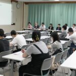 髙山会長の話に耳を傾ける学生たち