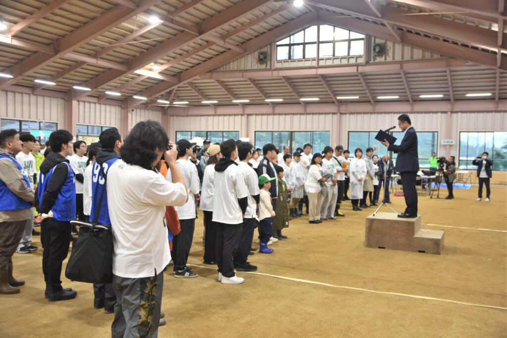 開会式であいさつする長尾副市長