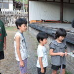 ラジオ体操を終え、出席カードに印鑑を押してもらう子どもたち