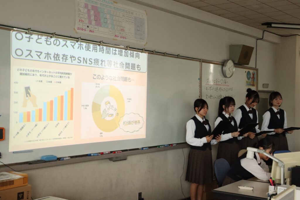 プレゼン練習に励む生徒たち
