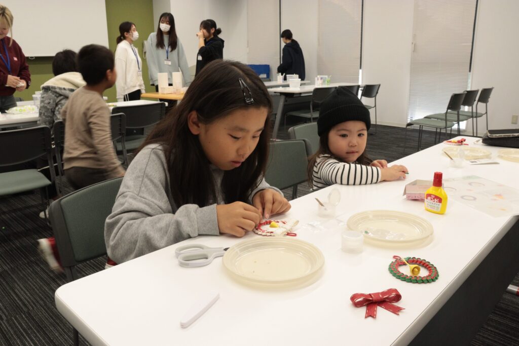 廃材を活用した小物を作る子ども