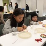 廃材を活用した小物を作る子ども