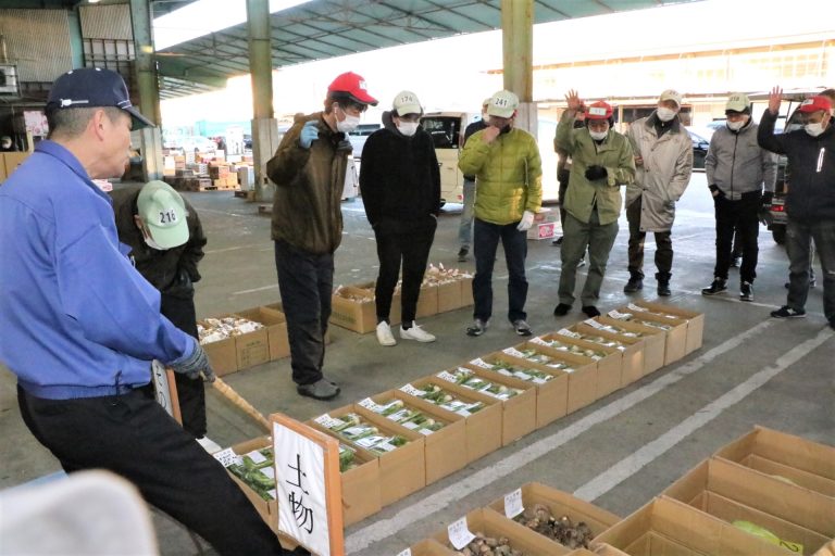 初市の地物野菜をせり落とす仲買人たち＝津山中央青果で