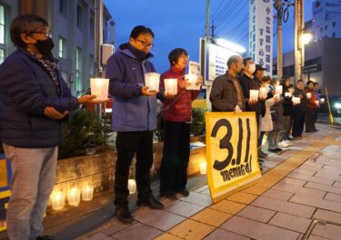 東日本大震災の犠牲者を追悼する参加者=岡山県津山市で