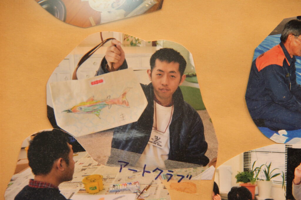 アートクラブで制作したバッグを手にする尾崎さん