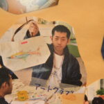 アートクラブで制作したバッグを手にする尾崎さん