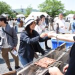香ばしいにおいの中、牛肉料理を買い求める人たち=岡山県津山市で