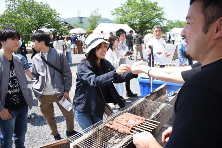 香ばしいにおいの中、牛肉料理を買い求める人たち=岡山県津山市で