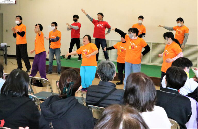 発表会に出演した「なかまぁず」のダンス=岡山県津山市で