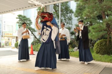市内を巡る伊勢大神楽一行