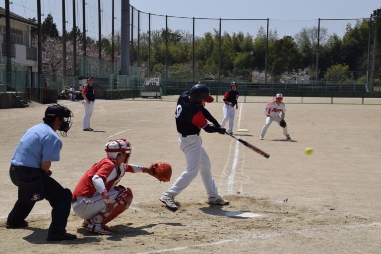 決勝の坂本建設―津山クラブ戦。白熱した試合が繰り広げられた