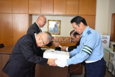 「日が短くなり、事故防止につながれば」夜光反射材付きエコバッグ500個を寄贈／岡山・津山市
