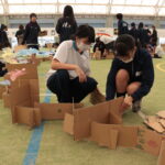 他校の生徒と協力して大型作品を制作する中学生たち＝岡山県鏡野町で