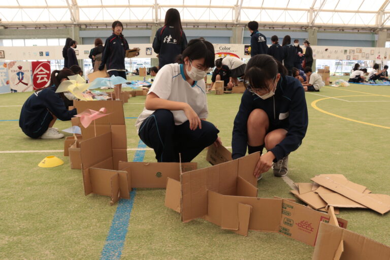 他校の生徒と協力して大型作品を制作する中学生たち＝岡山県鏡野町で