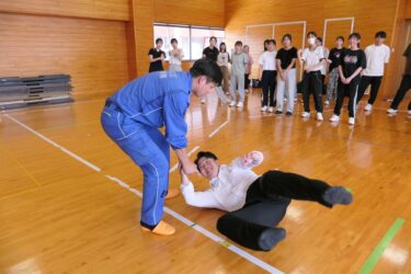 護身術を学ぶ学生たち=岡山県津山市で