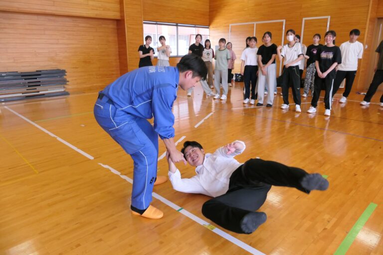 護身術を学ぶ学生たち=岡山県津山市で