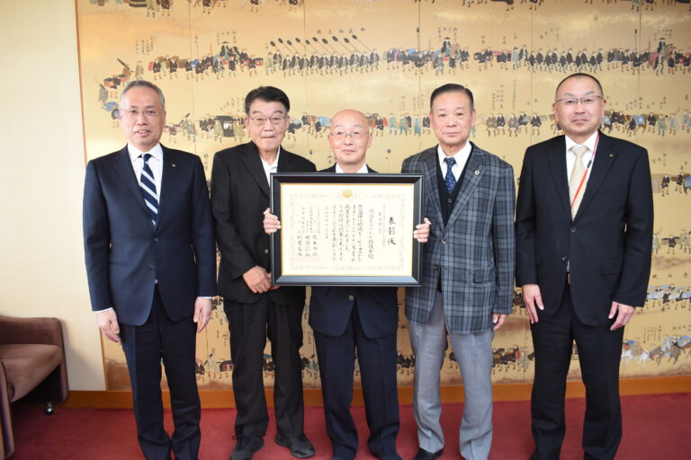 谷口市長に受賞報告した城西まちづくり協議会のメンバー=岡山県津山市で