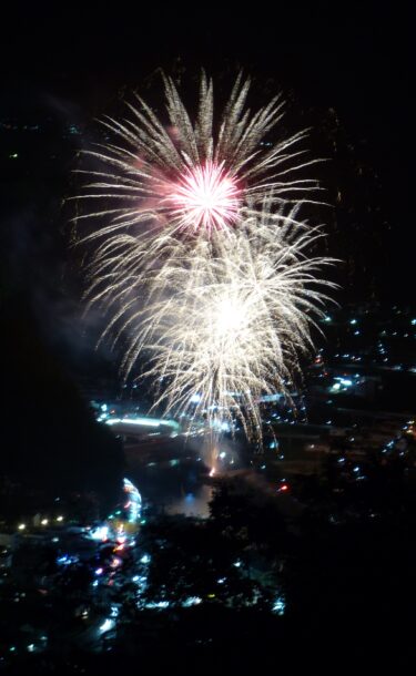 湯郷温泉街を彩る打ち上げ花火=岡山県美作市で