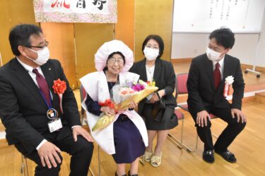 満100歳の誕生日を迎えた福井静さんに岡山県津山市からの記念品が贈られた