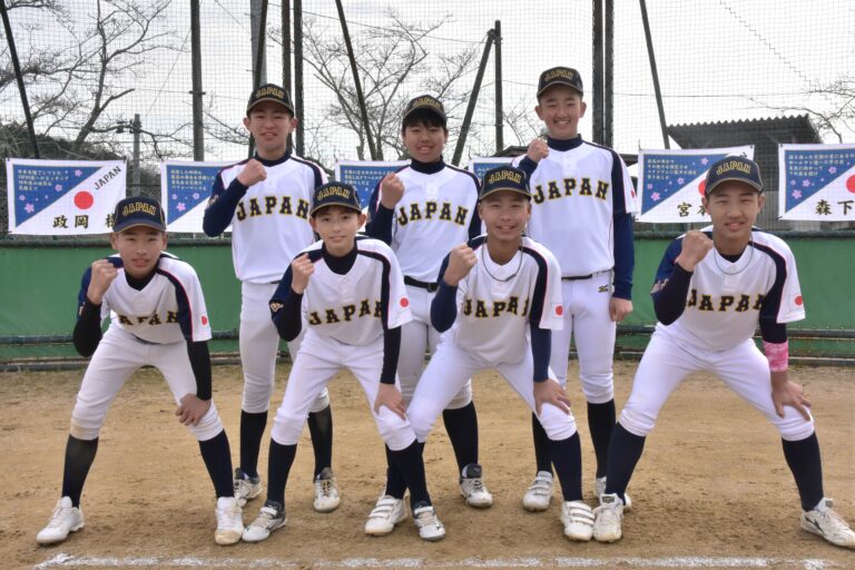 佐良山ソフトボールクラブから日本代表に選ばれた7選手=岡山県津山市で