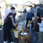 元気よくきねを振るう子どもたち=岡山県津山市で