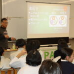 小林さんの話に耳を傾ける子どもたち=岡山県津山市で