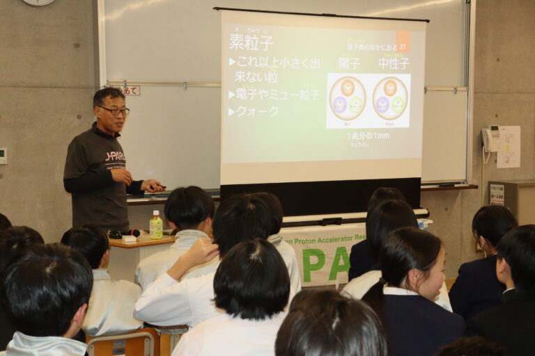 小林さんの話に耳を傾ける子どもたち=岡山県津山市で