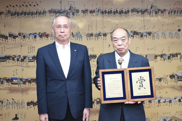 谷口市長に「県文化賞」受賞を報告した小椋さん=岡山県津山市で