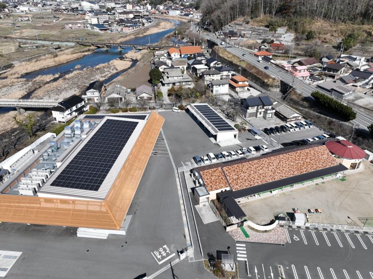 新見市の学校給食センターの屋根などに整備された太陽光発電設備