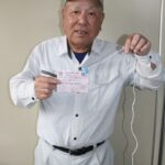 風船を見つけた谷口さんとメッセージカード=岡山県津山市で