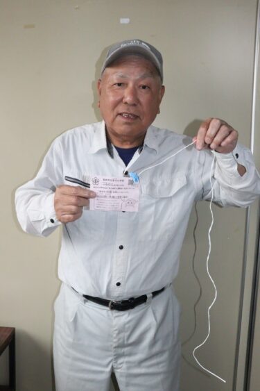 風船を見つけた谷口さんとメッセージカード=岡山県津山市で