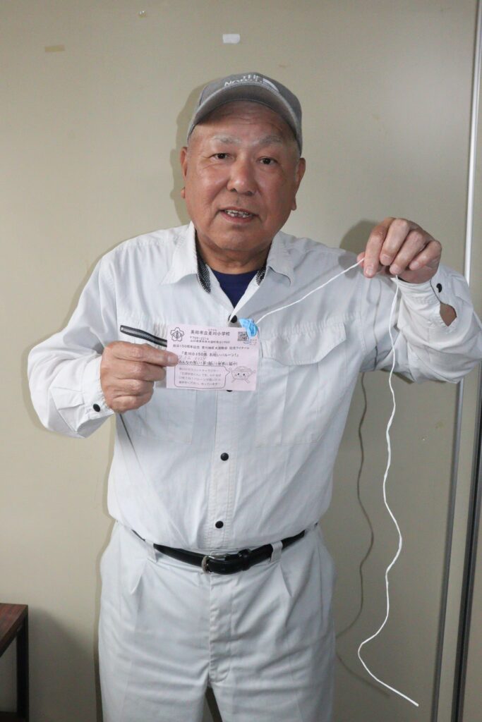 風船を見つけた谷口さんとメッセージカード=岡山県津山市で
