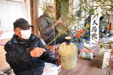 福笹作りに取り組む住民たち＝岡山県津山市で