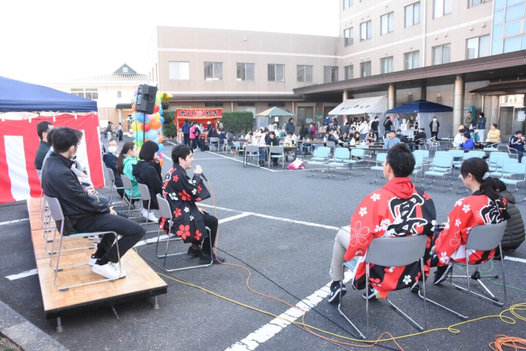 病院紹介をする職員