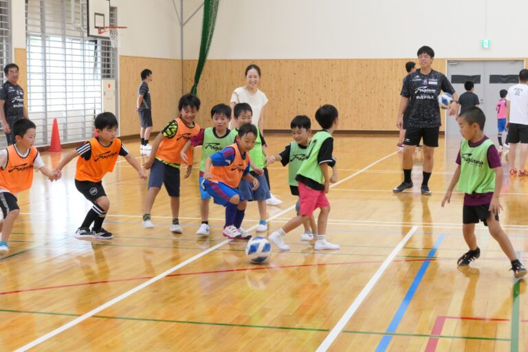 サッカーを楽しむ親子ら=岡山県津山市で