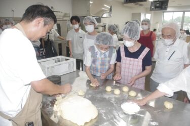 ほどよい甘さで「ふわふわ」　地元産小麦と野菜でパン作り　職人が工程を実演／岡山・津山市