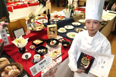 最優秀賞に選ばれた森本さんの作品=岡山県津山市で