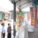 久米郡商工会館前に飾られた色鮮やかなササ飾り＝岡山県美咲町で
